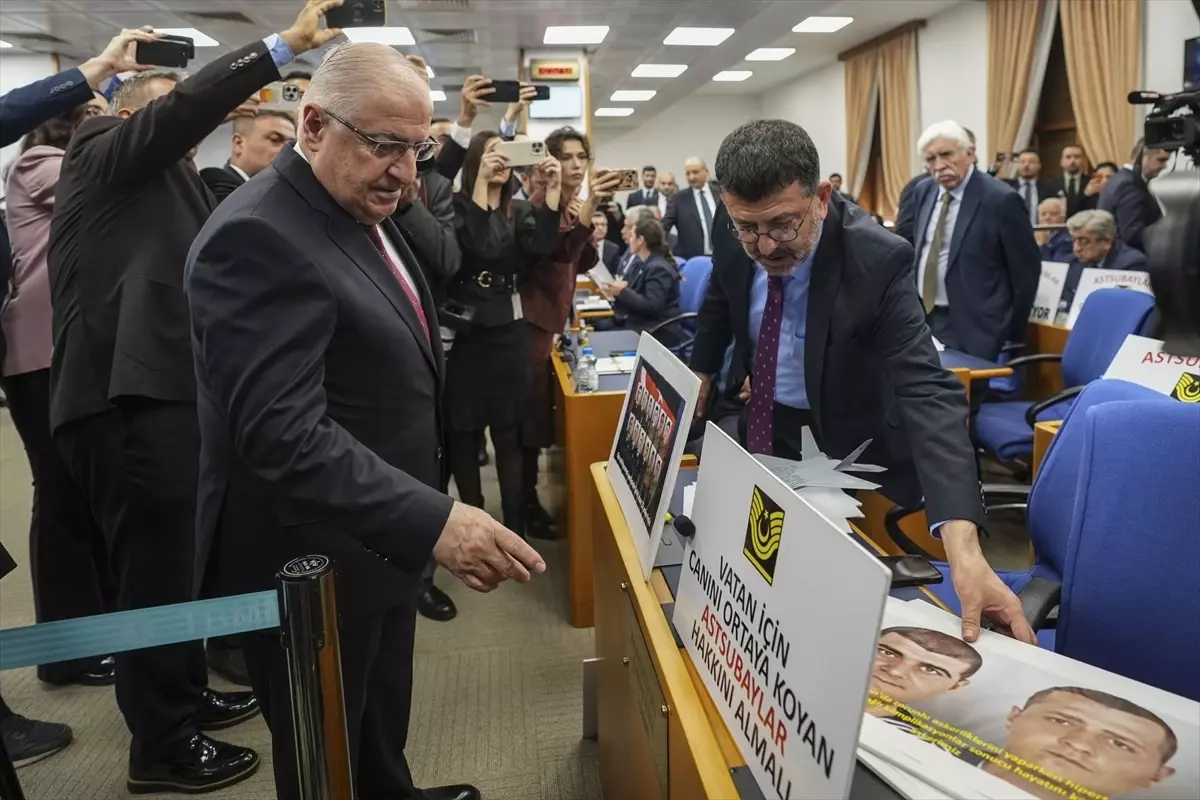 CHP\'li vekiller bütçe görüşmelerinde Bakan Güler\'i şehit fotoğraflarıyla karşıladı