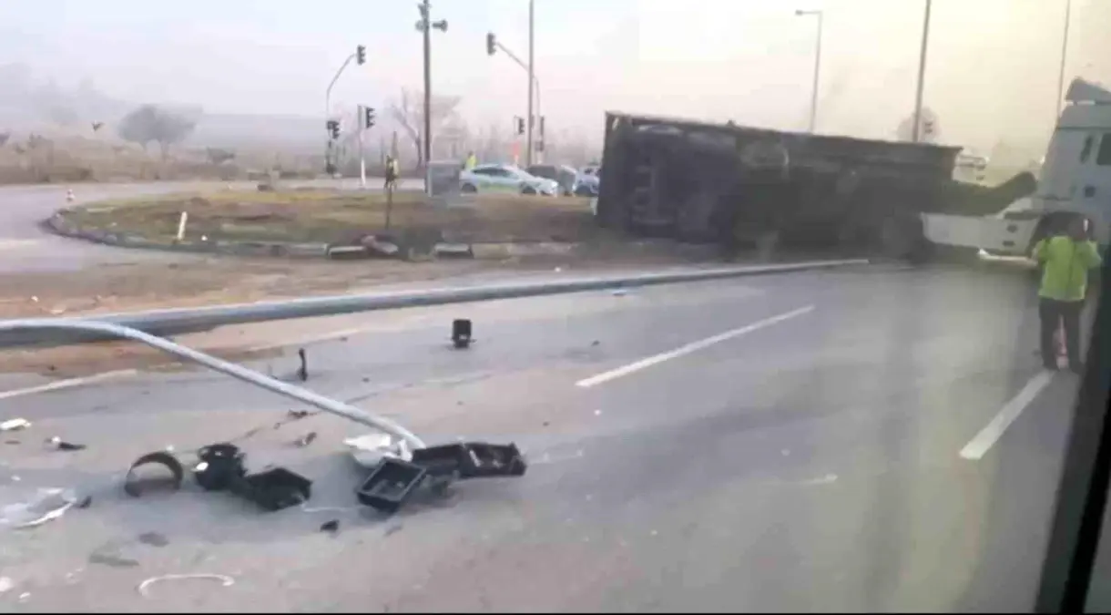 Eskişehir\'de Tır Kazası Trafiği Olumsuz Etkiledi