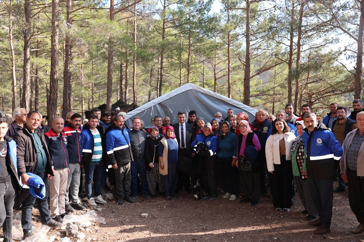 Sarıkeçili Yörüklere Mont Dağıtıldı