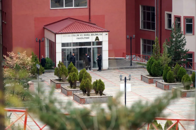 Gümüşhane Üniversitesi'nde silahlı kişi, memuru rehin aldı Gümüşhane Üniversitesi'nde silahlı kişi, memuru rehin aldı