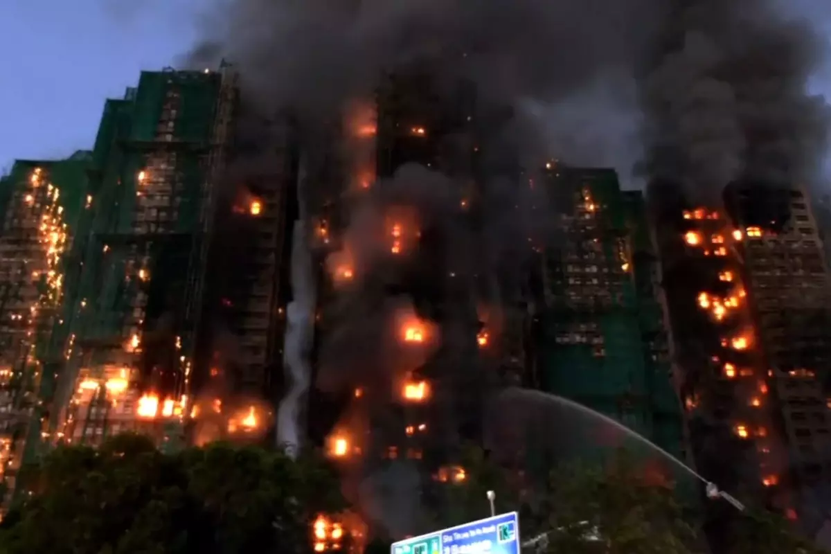 Hong Kong\'da dev yangın! 2 bin dairelik site alev alev yanıyor, ölü ve yaralılar var