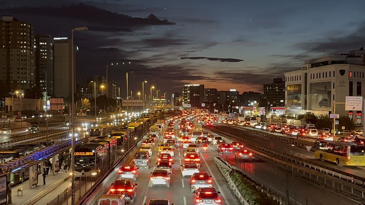 İstanbul\'da akşam saatlerinde trafik yoğunluğu yüzde 83\'e ulaştı