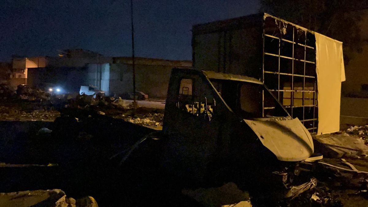 İzmir\'de Atık Yangını Kamyoneti Alevlere Teslim Etti