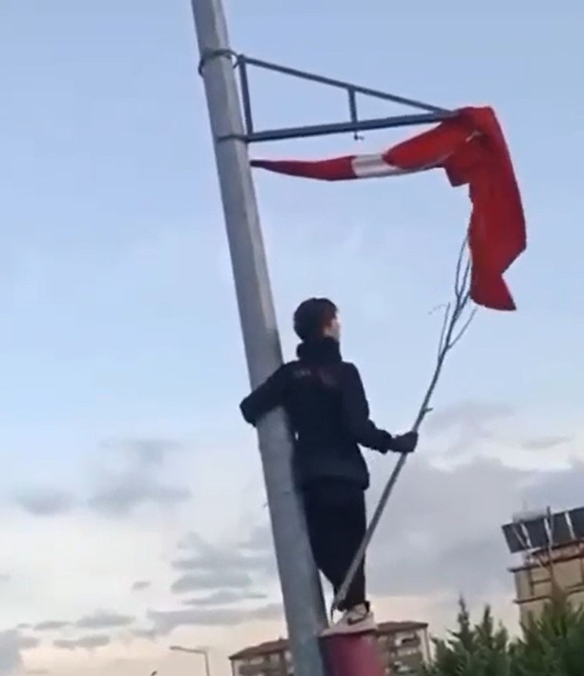 Çocuklar Bayrağı Düzeltti