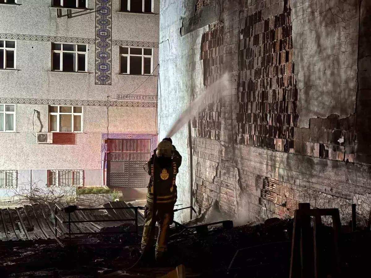 Küçükçekmece\'de Geri Dönüşüm Tesisi Yangını