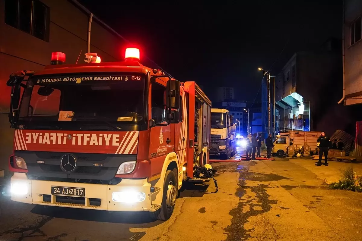 Küçükçekmece\'de Hurdalıkta Yangın