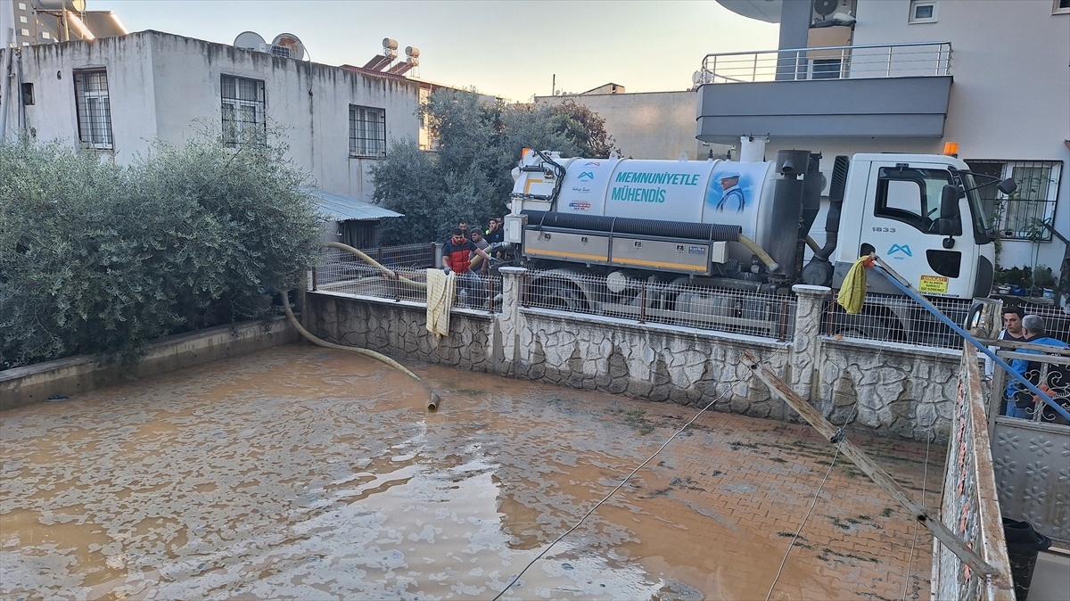 Tarsus\'ta Su Borusu Patladı, Sokakları Su Bastı