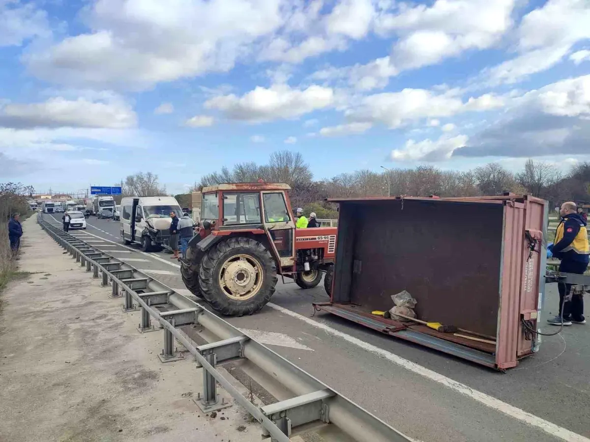 Keşan\'da Midibüs Traktör Römorkuna Çarptı