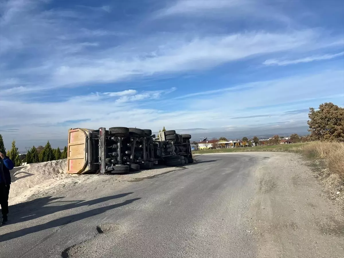 Uşak\'ta Tır Devrildi: 1 Yaralı