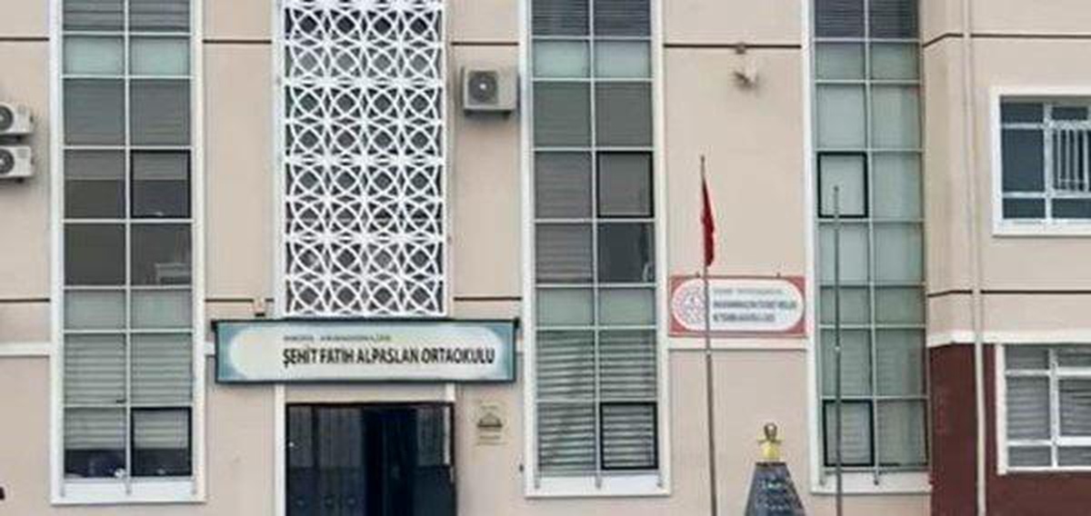 Ankara\'da 10 öğrenci zehirlendikleri şüphesiyle hastaneye kaldırıldı