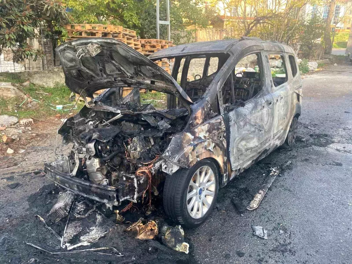 Ataşehir\'de Hafif Ticari Araç Yangını