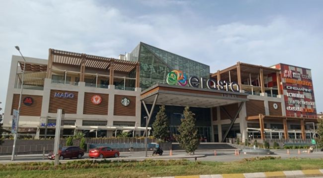 AVM çalışanı kadınlar tuvaletinde kabusu yaşadı! Kabinin altından...