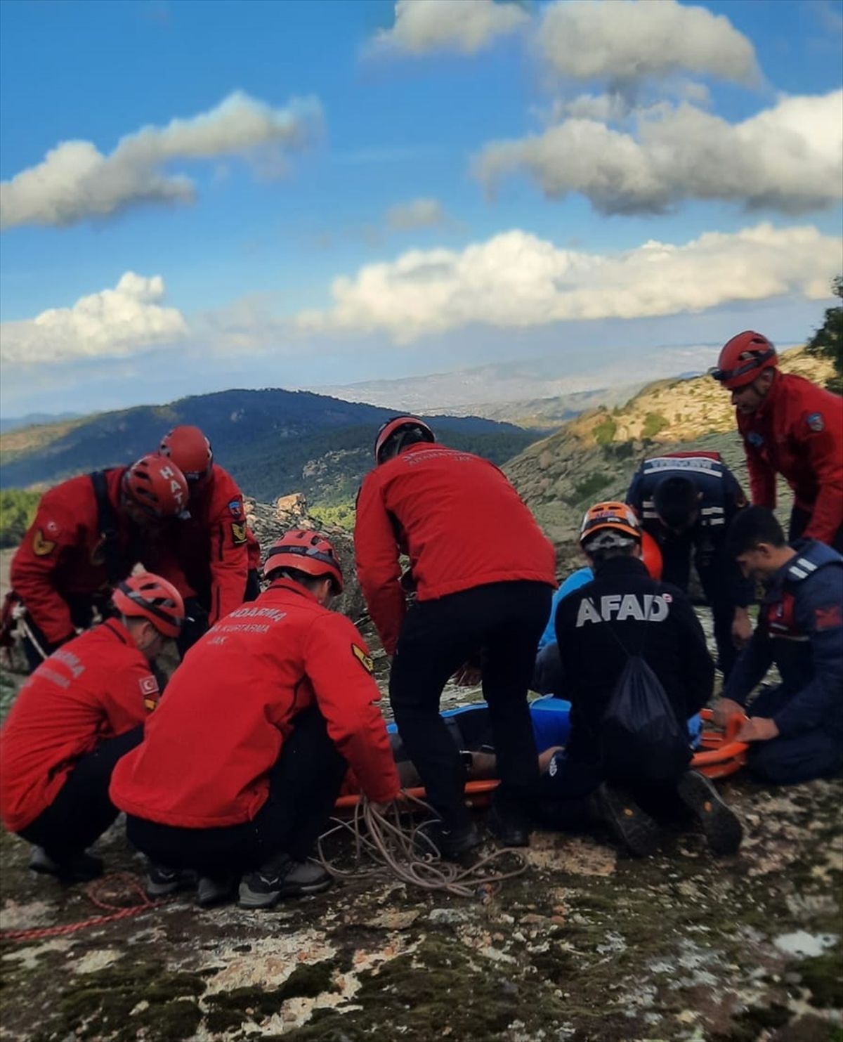Dağda Düşen Yürüyüşçü Helikopterle Kurtarıldı