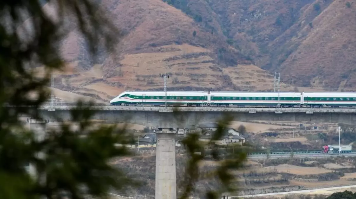 Test treni işçilere çarptı: 11 ölü