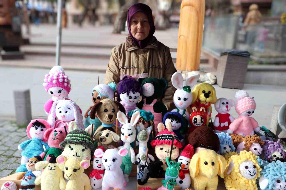 Nazmiye Hanım’ın Örgü Bebekleri Aile Ekonomisine Katkı Sağlıyor