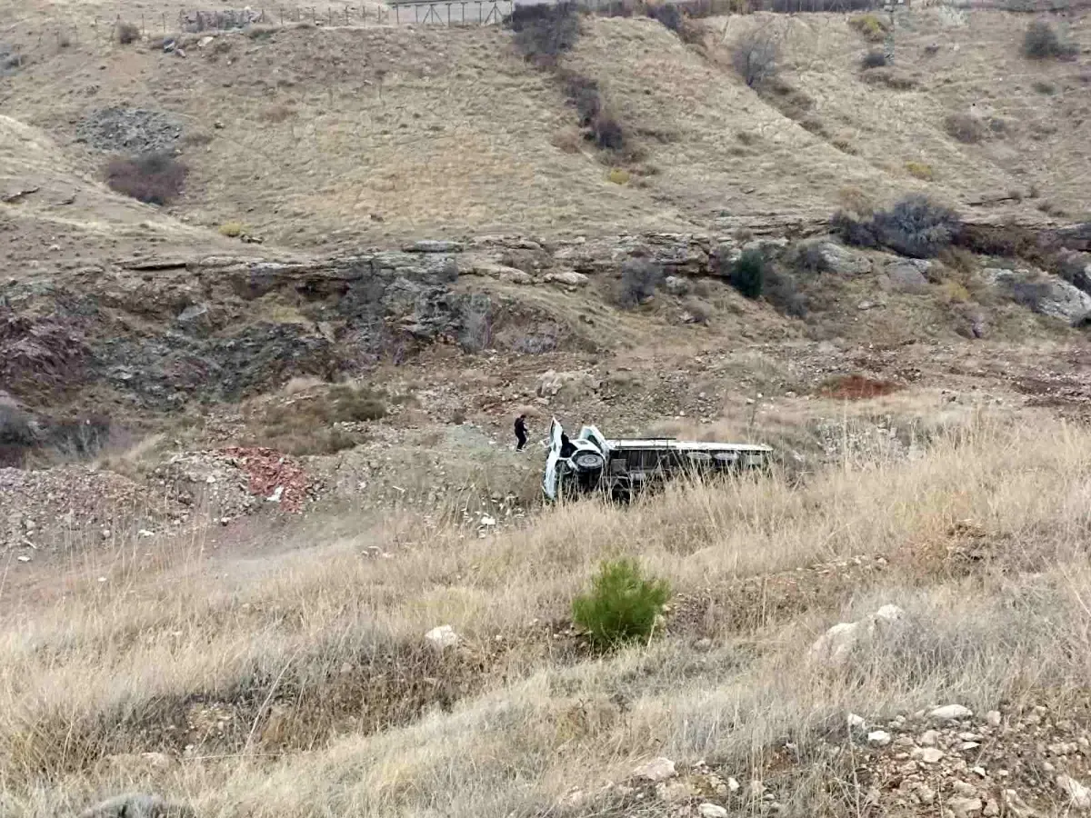 Elazığ\'da Kamyon Şarampole Devrildi