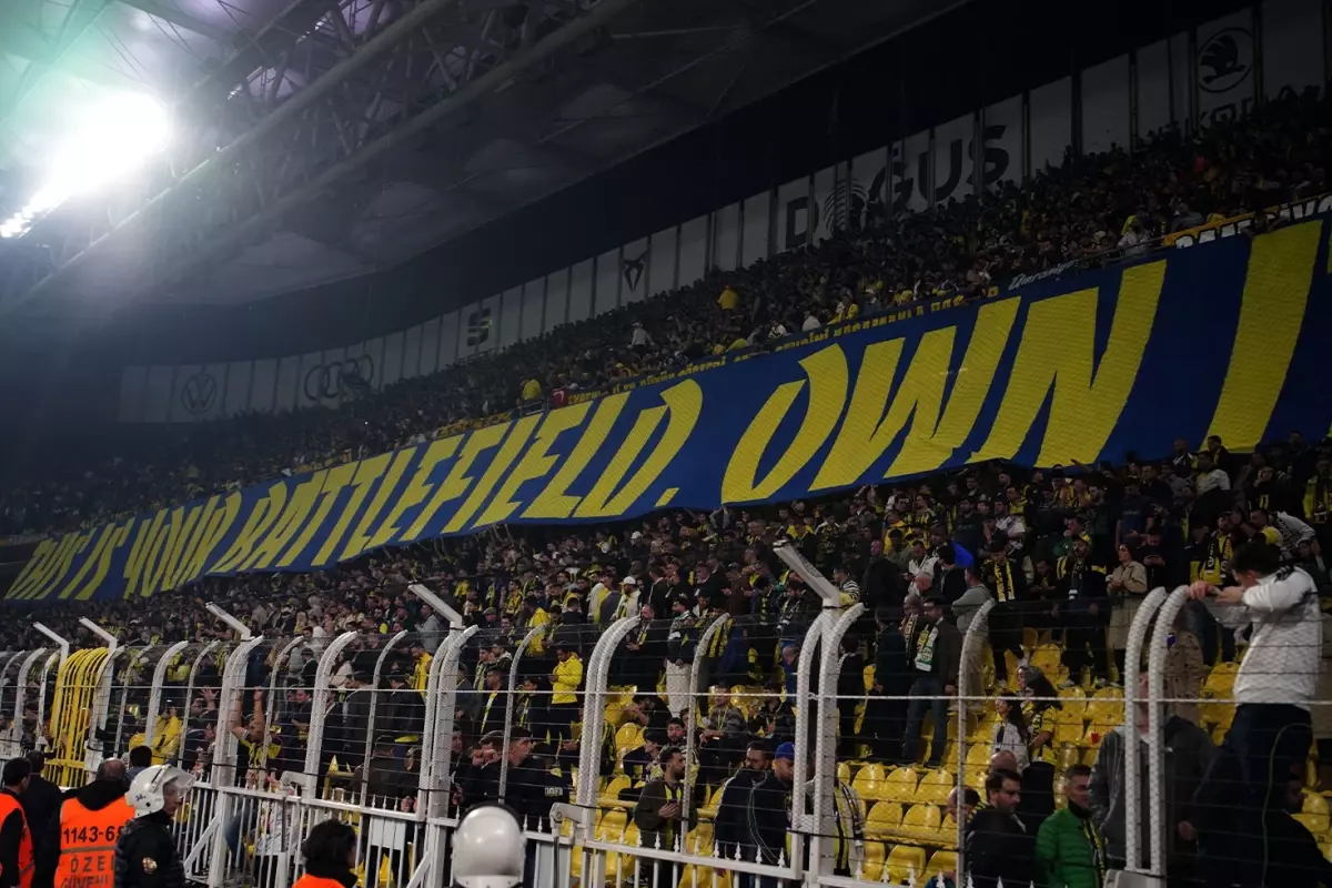 Fenerbahçe\'den maç sonunda Galatasaray derbisine özel pankart