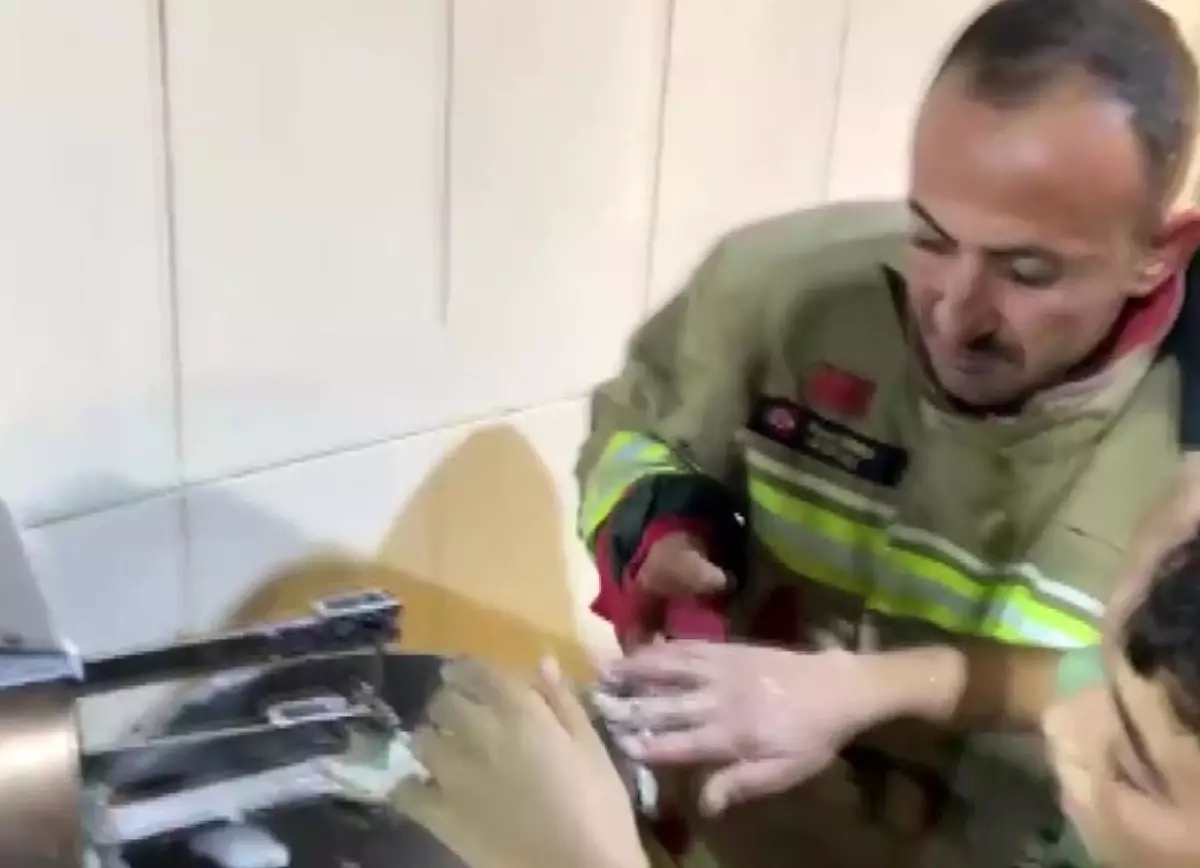 Hatay\'da Hamur Makinesine Sıkışan Çocuk Kurtarıldı