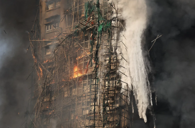 Hong Kong'daki dev sitede çıkan yangında ölü sayısı 55'e yükseldi Hong Kong'daki dev sitede çıkan yangında ölü sayısı 55'e yükseldi