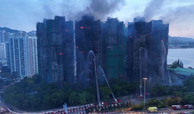Hong Kong'daki dev sitede çıkan yangında ölü sayısı 55'e yükseldi Hong Kong'daki dev sitede çıkan yangında ölü sayısı 55'e yükseldi