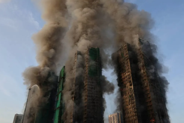 Hong Kong'daki dev sitede çıkan yangında ölü sayısı 55'e yükseldi Hong Kong'daki dev sitede çıkan yangında ölü sayısı 55'e yükseldi