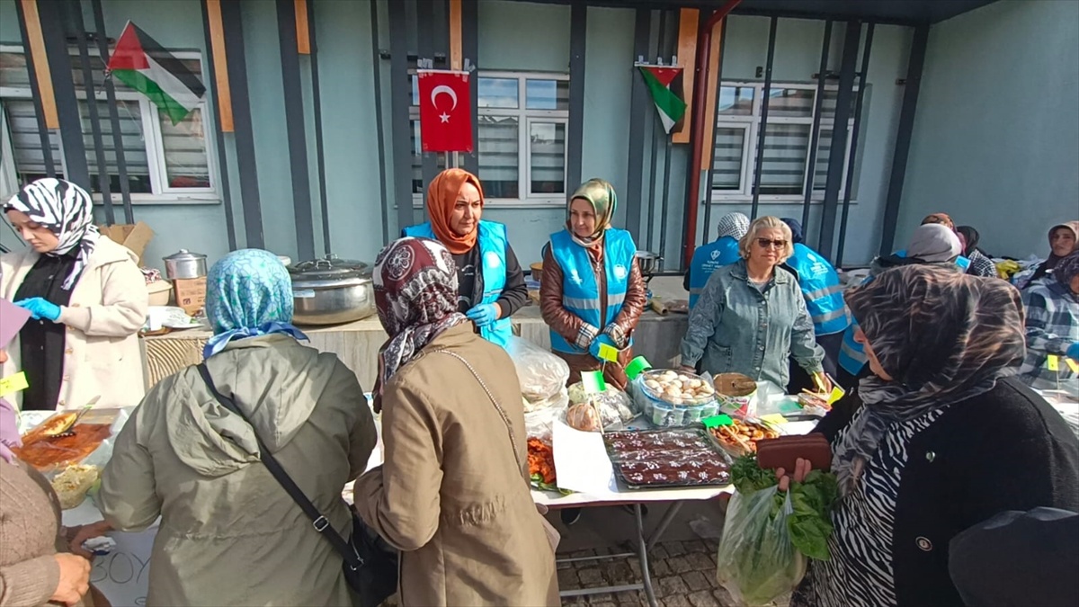 Hüyük\'te Filistin İçin Hayır Çarşısı Açıldı