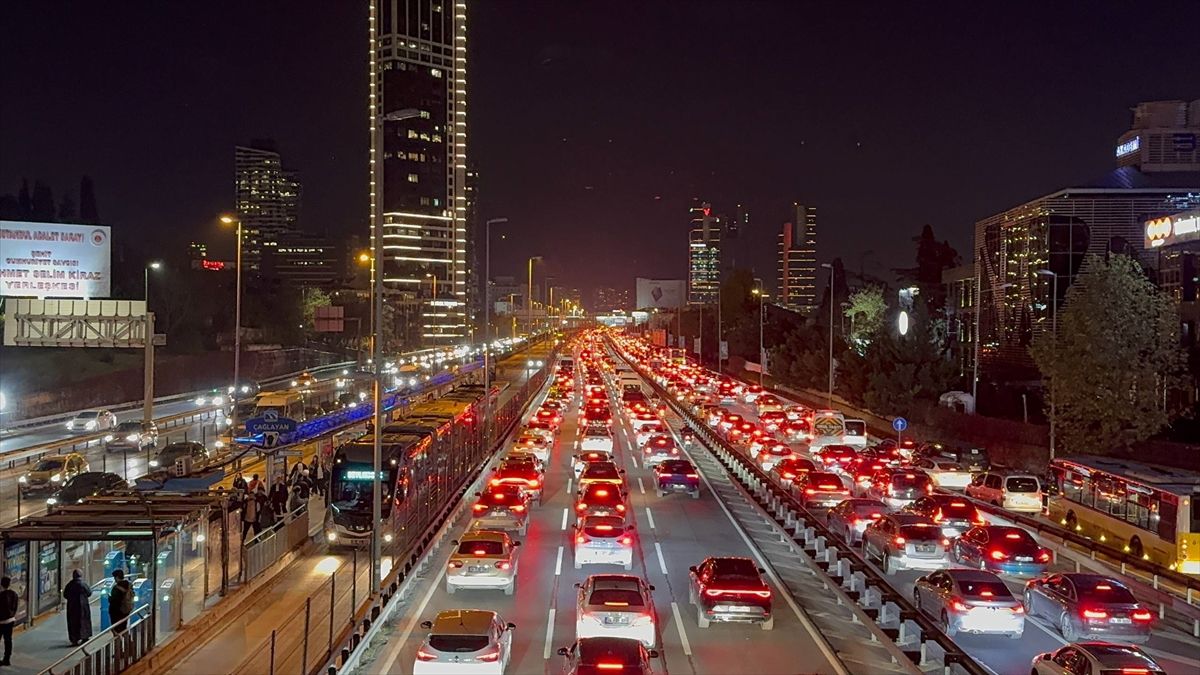 İstanbul\'da akşam saatlerinde trafik yoğunluğu yüzde 83\'e ulaştı