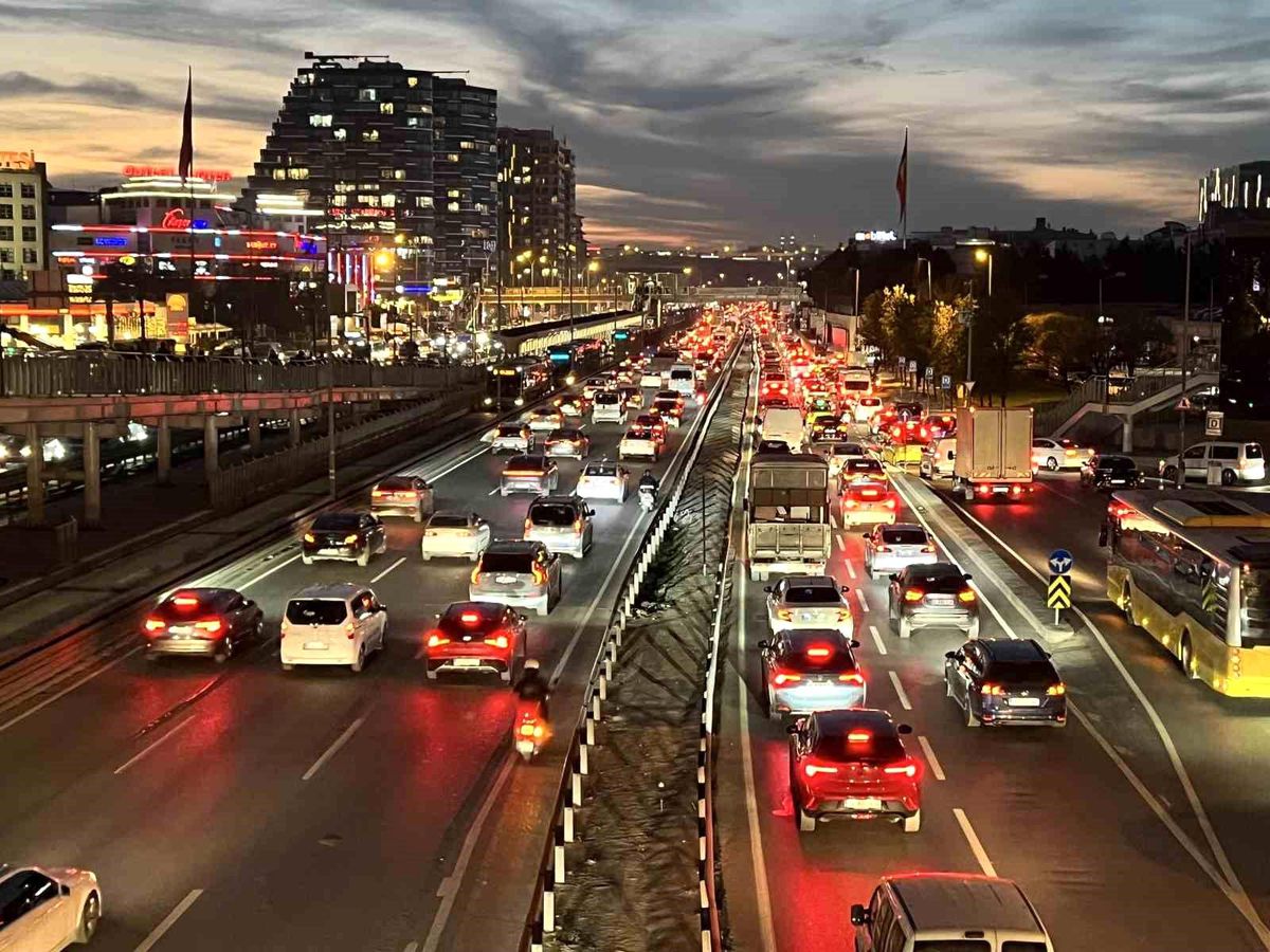 İstanbul\'da Trafik Yoğunluğu Yüzde 85\'e Ulaştı