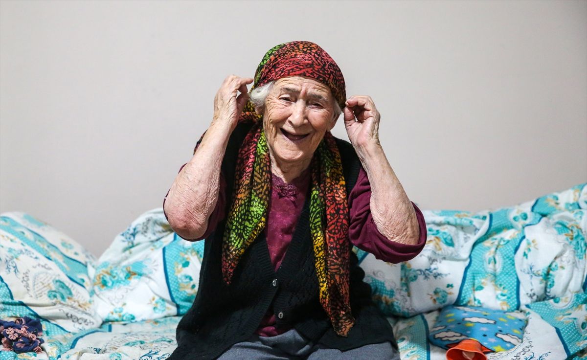 114 Yaşındaki Fatime Nineye Oğlu Bakıyor