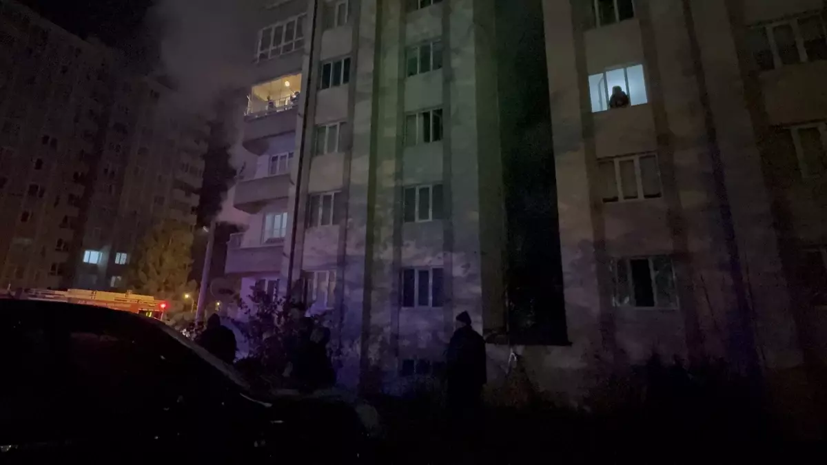 Kütahya\'da 8 katlı apartmanda yangın: 1 ölü, 2 yaralı