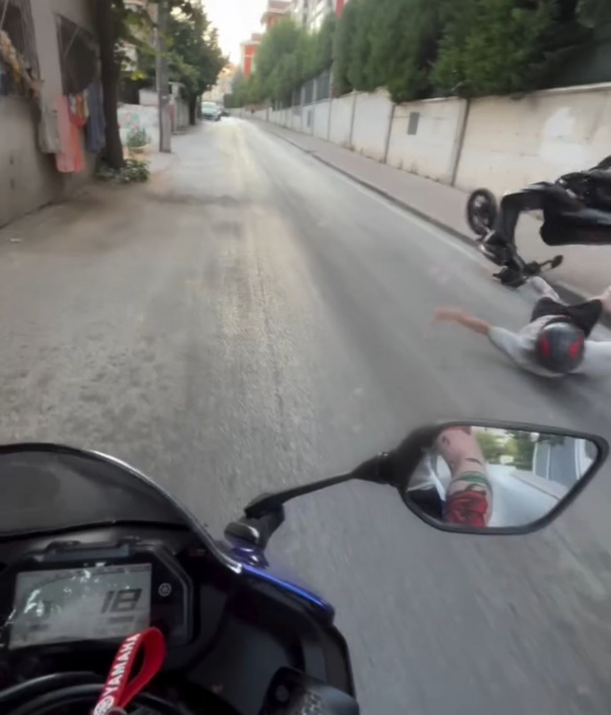 Bursa\'da Motosikletli Sürücü Tek Tekerle Kaza Yaptı