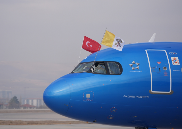 Papa 14. Leo, Ankara'da! İşte ilk görüntüler ve karşılayan isim Papa 14. Leo, Ankara'da! İşte ilk görüntüler ve karşılayan isim