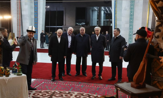 Putin, Kırgızistan'da kopuz çalmayı denedi Putin, Kırgızistan'da kopuz çalmayı denedi