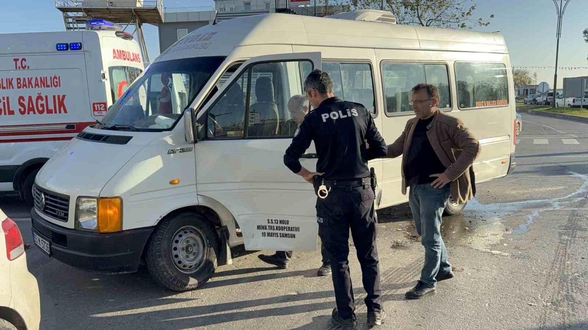 Samsun\'da Minibüs ve Otomobil Çarpıştı