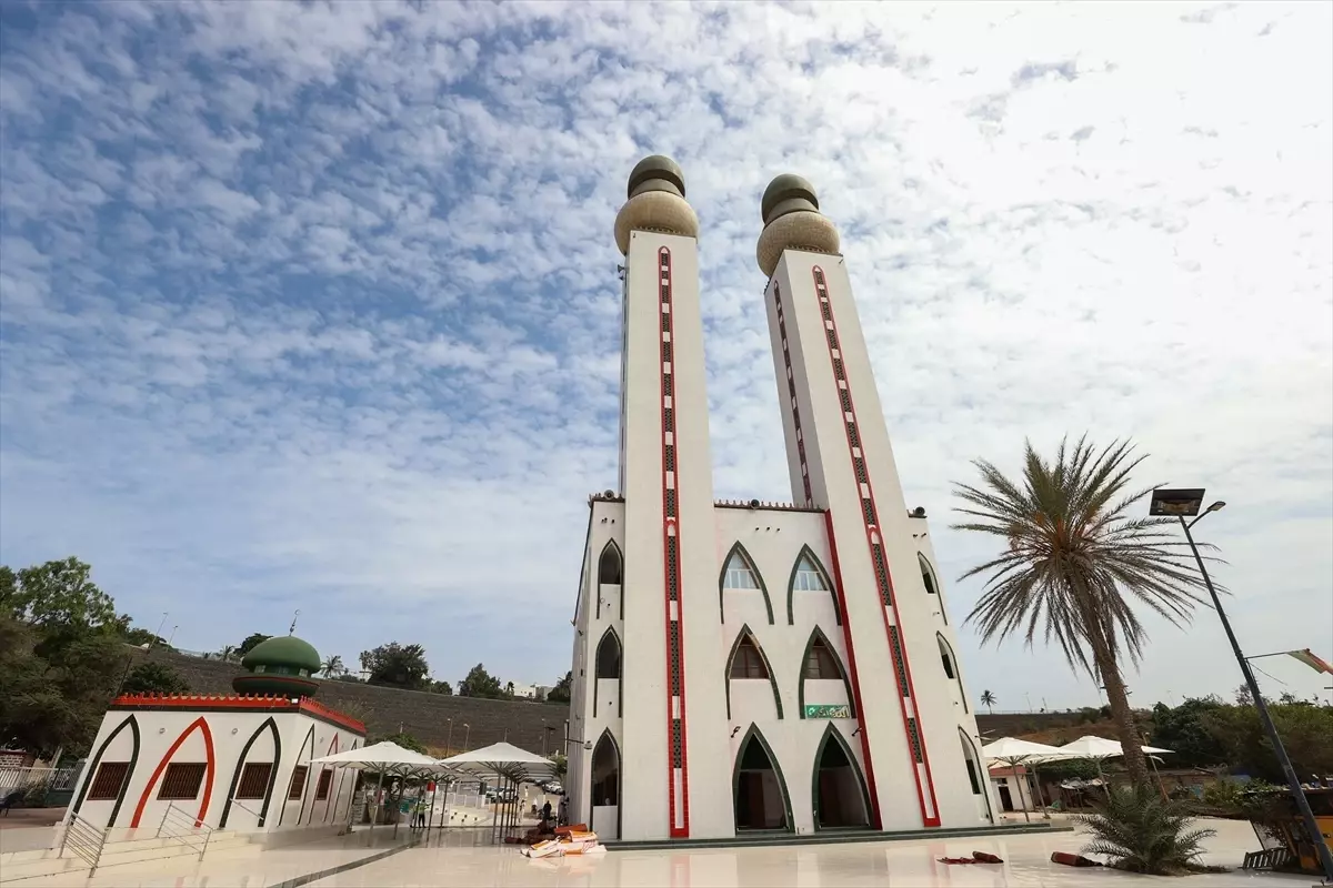 Dakar\'ın Aydınlık Simgesi: İlahiyat Camisi