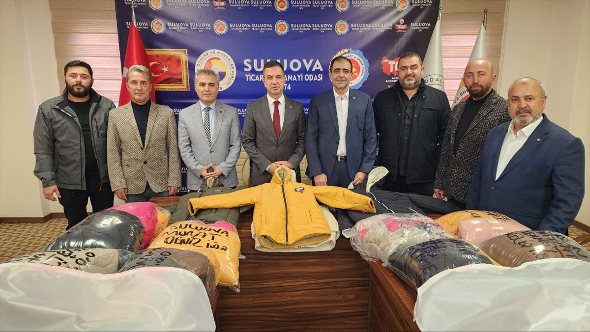 Suluova\'da Öğrencilere Kışlık Kıyafet Yardımı