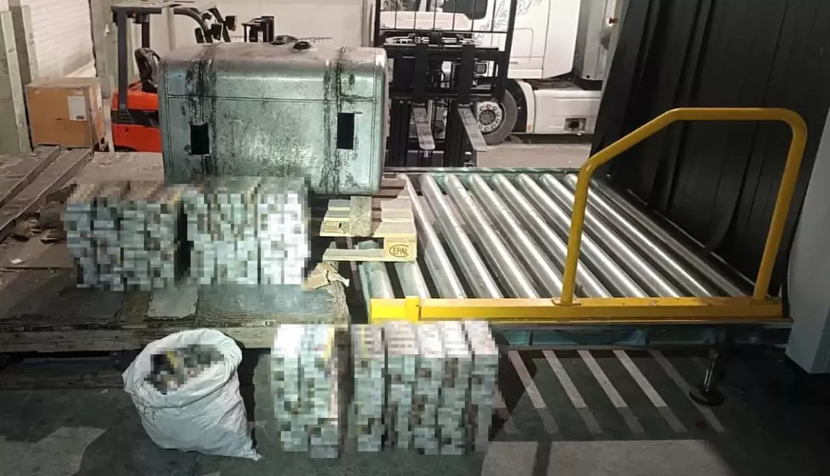 Edirne\'de Tırda 1800 Paket Kaçak Sigara Ele Geçirildi