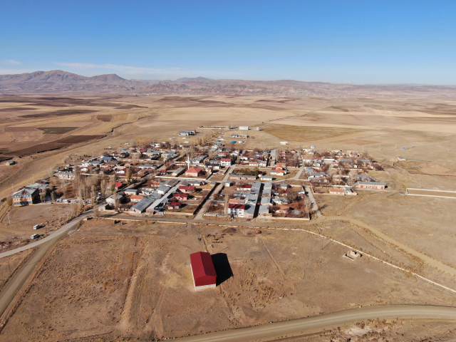 Van'ın Özalp ilçesinde simetrik yapılar sonbahar güzelliğiyle büyülüyor Van'ın Özalp ilçesinde simetrik yapılar sonbahar güzelliğiyle büyülüyor