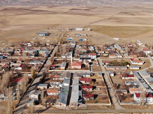 Van'ın Özalp ilçesinde simetrik yapılar sonbahar güzelliğiyle büyülüyor Van'ın Özalp ilçesinde simetrik yapılar sonbahar güzelliğiyle büyülüyor