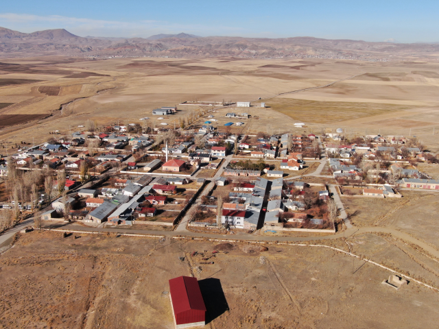 Van'ın Özalp ilçesinde simetrik yapılar sonbahar güzelliğiyle büyülüyor Van'ın Özalp ilçesinde simetrik yapılar sonbahar güzelliğiyle büyülüyor