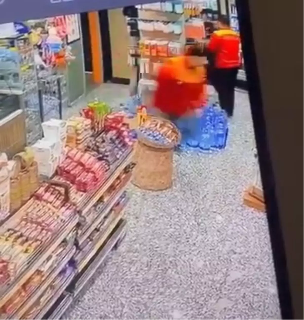 Akaryakıt İstasyonunda Saldırı: Güvenlik Kamerasında