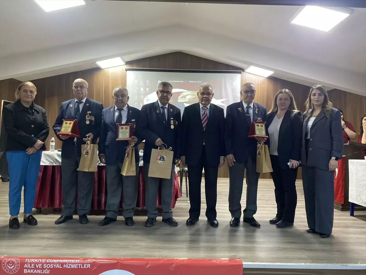 Alaşehir\'de gaziler öğrencilerle buluştu