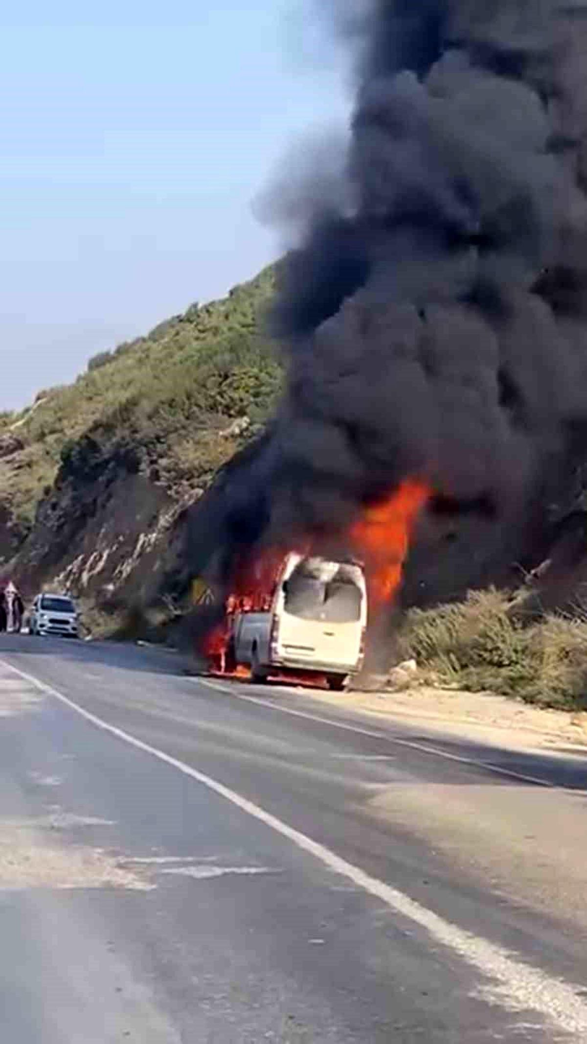 Hatay\'da Seyir Halindeki Minibüs Yandı