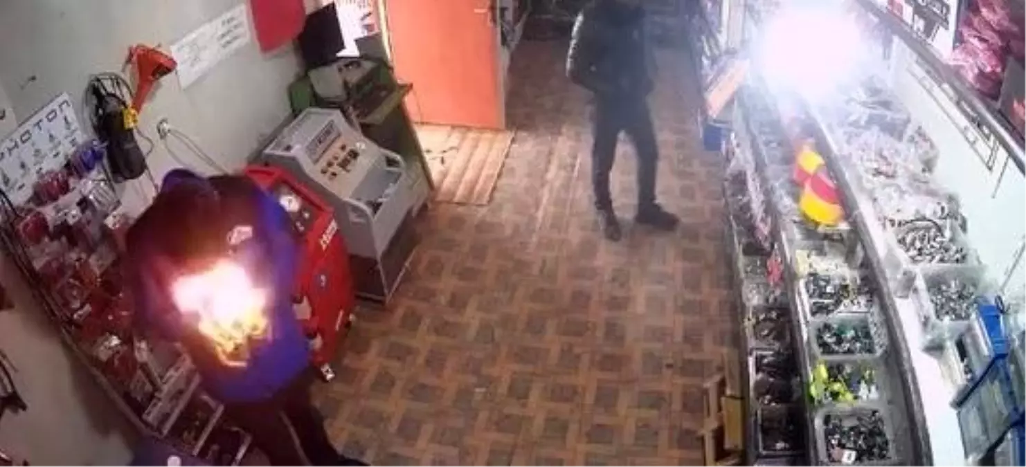 Elazığ\'da Yapıştırıcı Sprey Alev Aldı