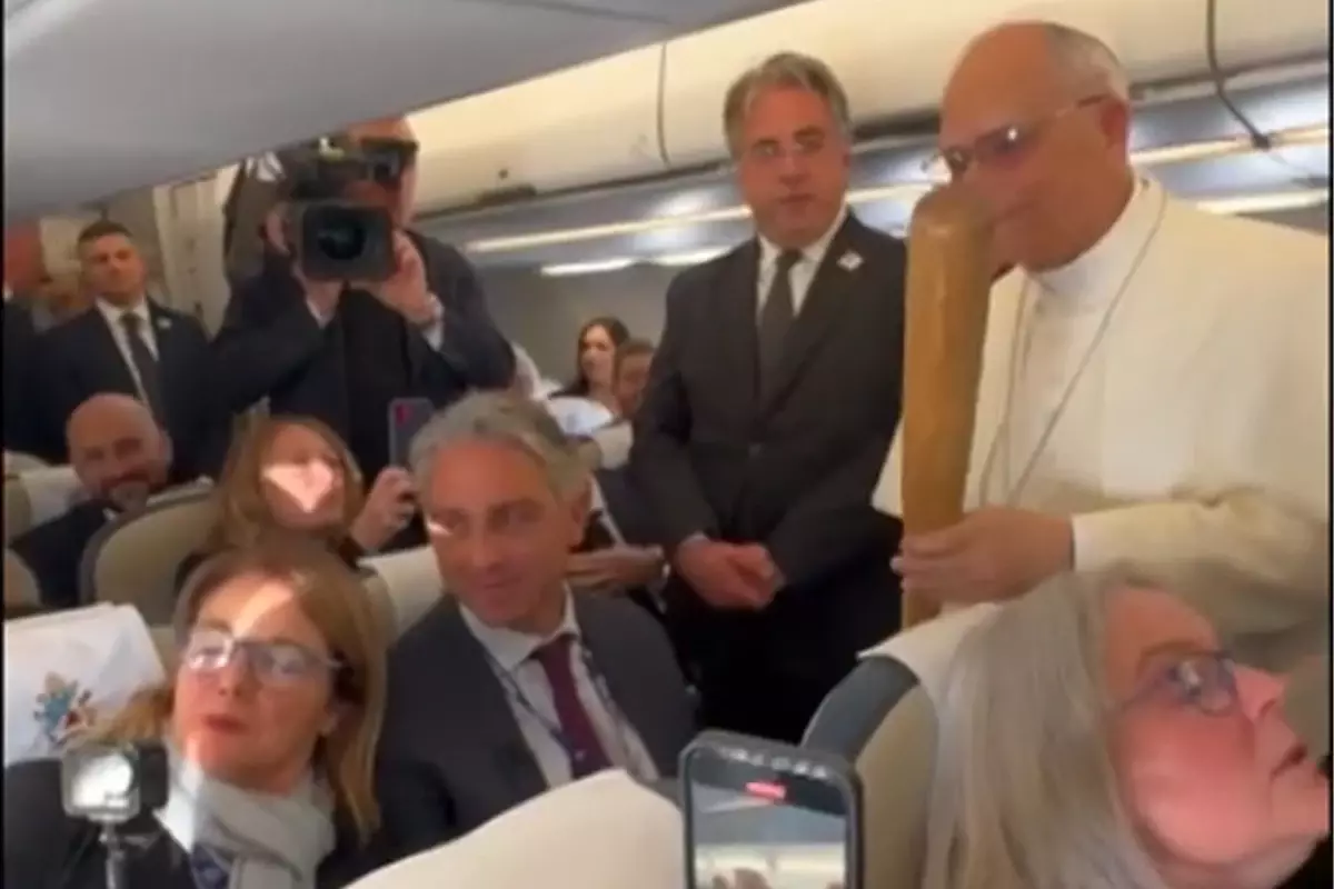 CBS muhabiri Papa\'ya beyzbol sopası hediye etti