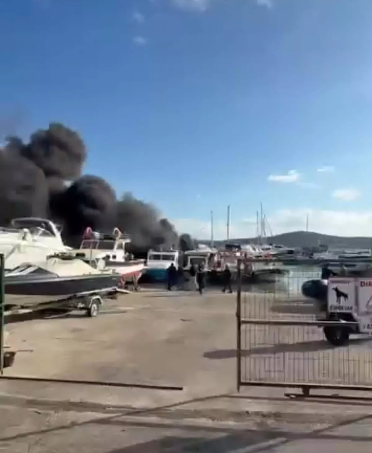 Çeşme\'de Tekne Yangını: 7 Tekne Alev Alev