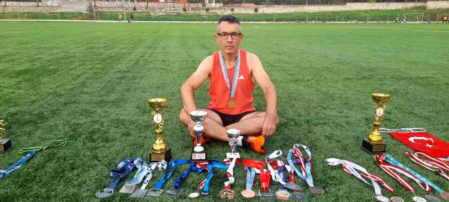 Depremde Koşmaya Devam Eden Emekli Polis