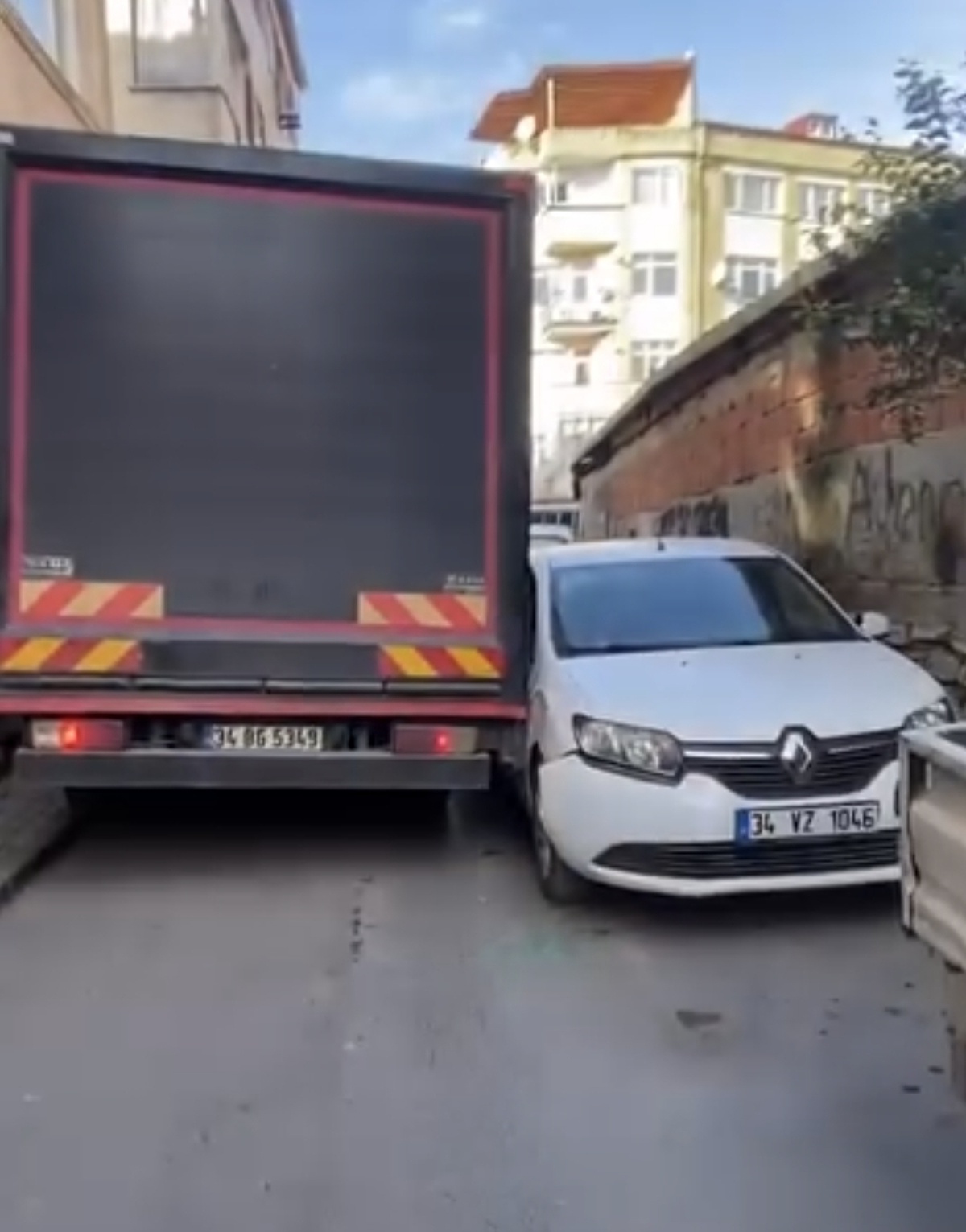 Fatih\'te Kamyon Park Halindeki Araçlara Çarptı