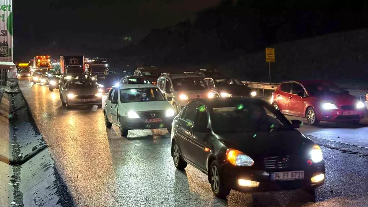İSKİ\'nin Tekrar Eden Kazı Çalışmaları Trafiği Kilitledi