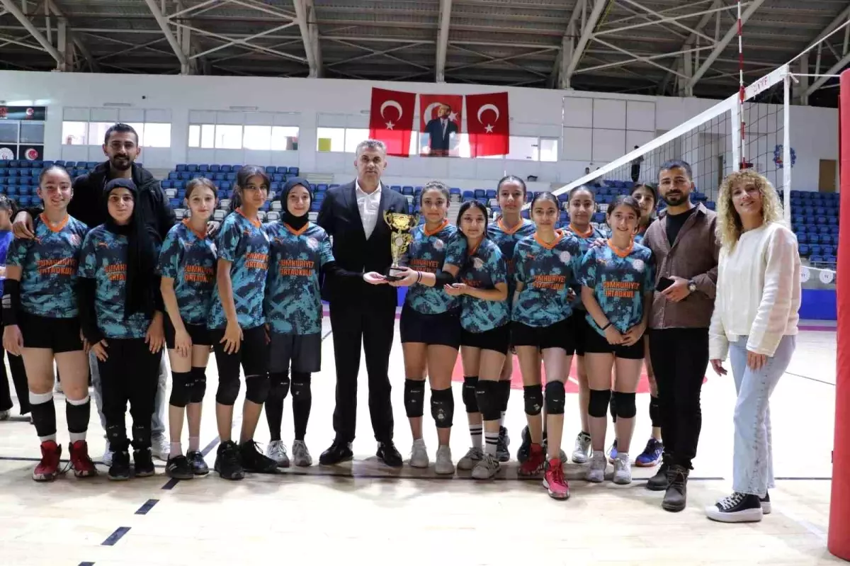 Hakkari\'de Voleybol Finali Coşkuyla Gerçekleşti